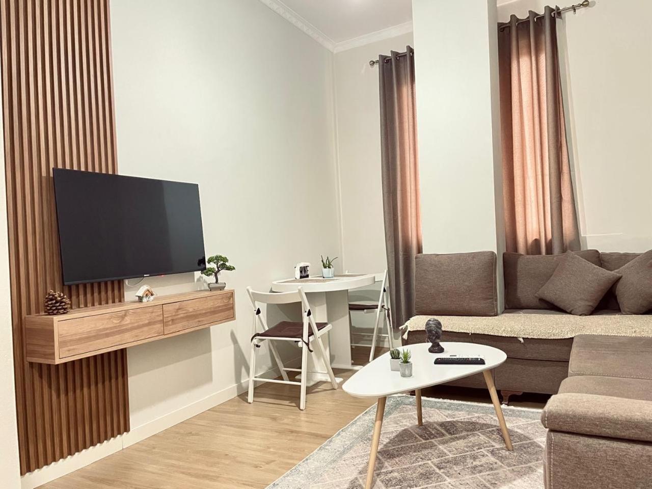 2 Near Center Apartment Tirana
